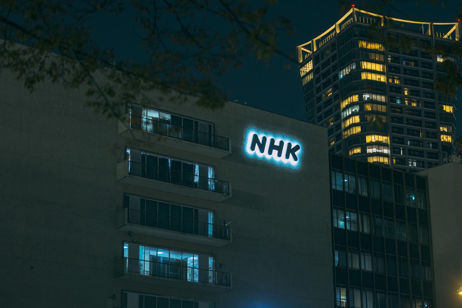 「井の頭通りから見える夜のNHK放送センター」の写真