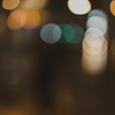 夜の光が浮かぶ丸ボケの写真