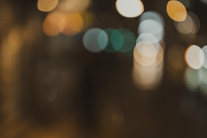 夜の光が浮かぶ丸ボケの写真