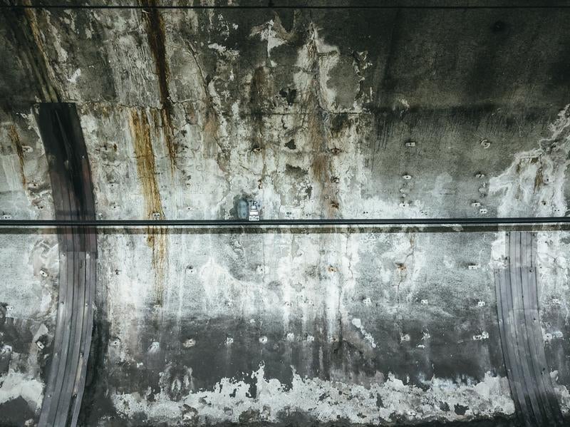 雨漏り跡がひどい地下鉄の壁の写真