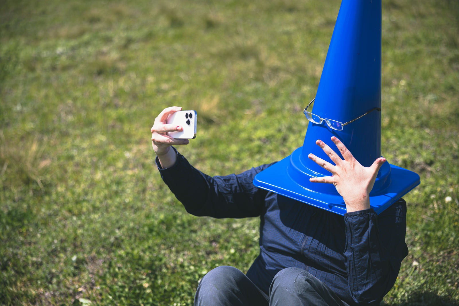 「ノリノリで自撮りするカラーコーン男子」の写真