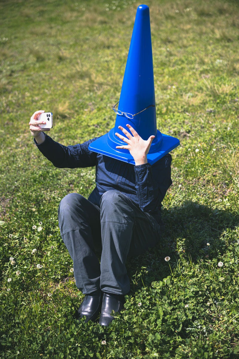 「三角コーン姿を自撮りする」の写真