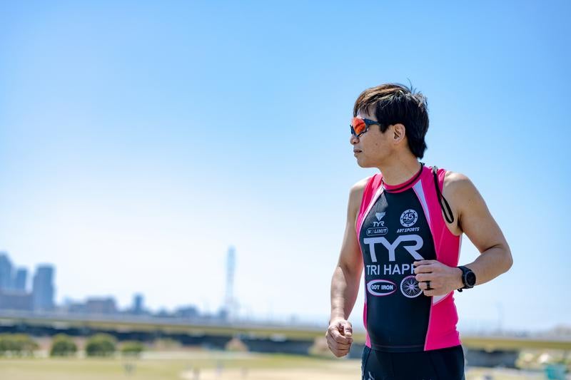 河川敷を走るトライアスロン選手の男性の写真