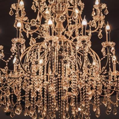 金色に輝く大型シャンデリアの装飾照明の写真