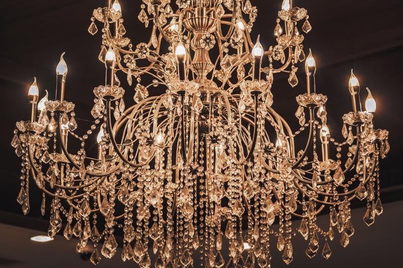 金色に輝く大型シャンデリアの装飾照明の写真