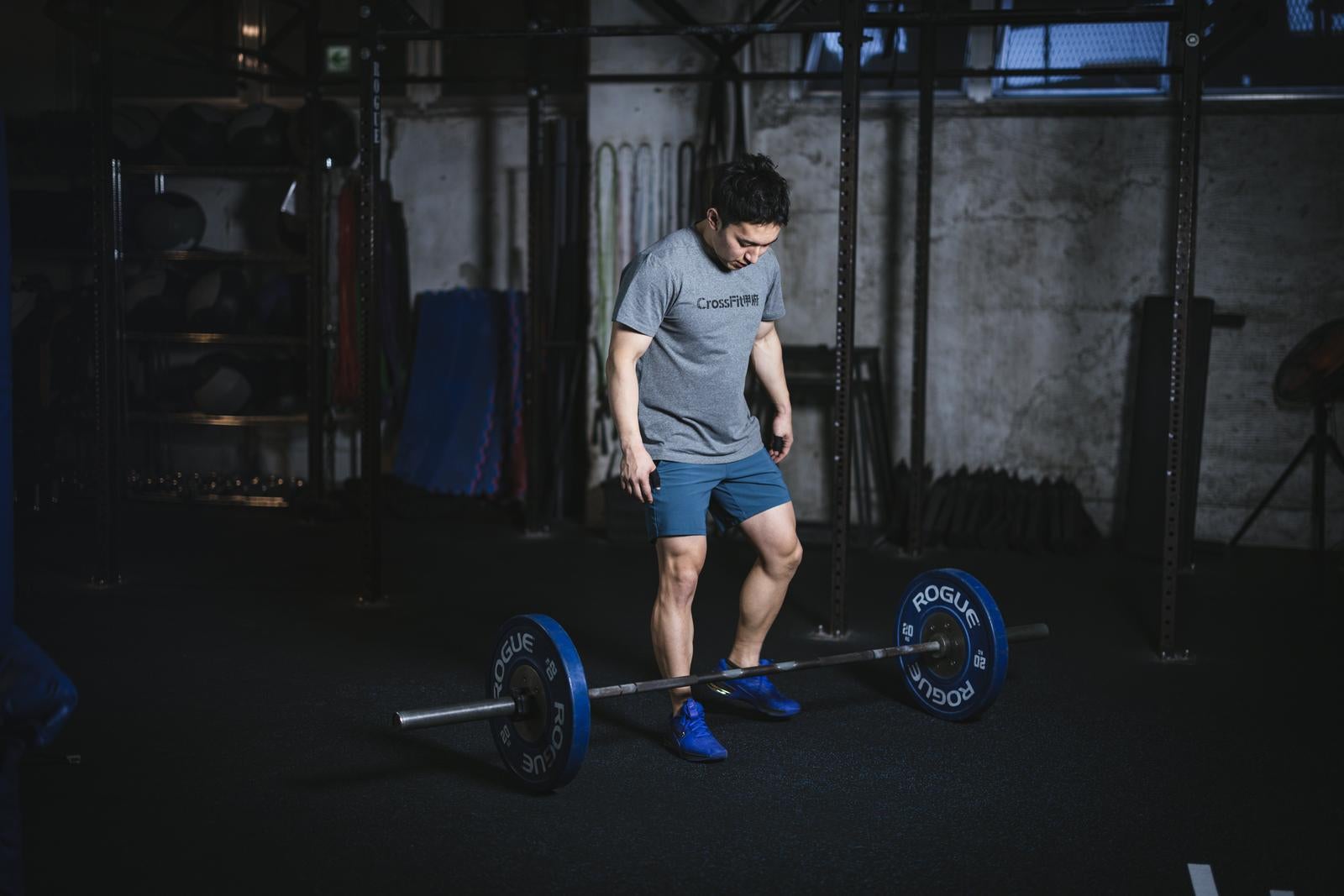 「トレーニング前の静寂、集中する男性」の写真［モデル：鈴木秀］