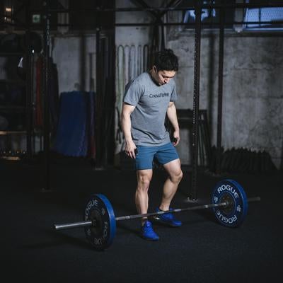 トレーニング前の静寂、集中する男性の素材