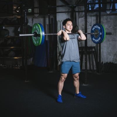 集中力を高めてバーベルに挑むトレーニーのワンシーンの素材