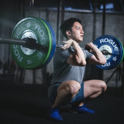 ファンクショナルトレーニングで身体を鍛える経営者の男性の写真