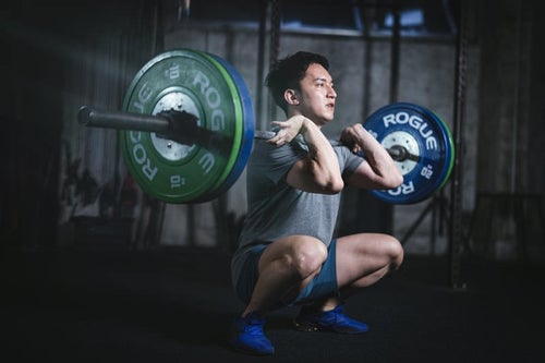 ファンクショナルトレーニングで身体を鍛える経営者の男性の写真