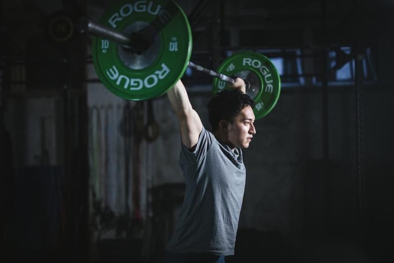 バーベルを持ち上げている最中で手が離せませんの無料の写真素材 - ID