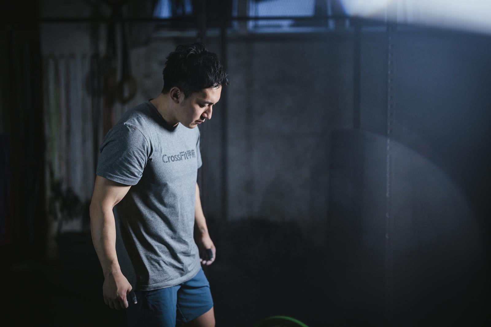 「バーベルに目線を落とす男性」の写真［モデル：鈴木秀］