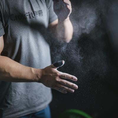 ジムで鍛錬された腕の写真