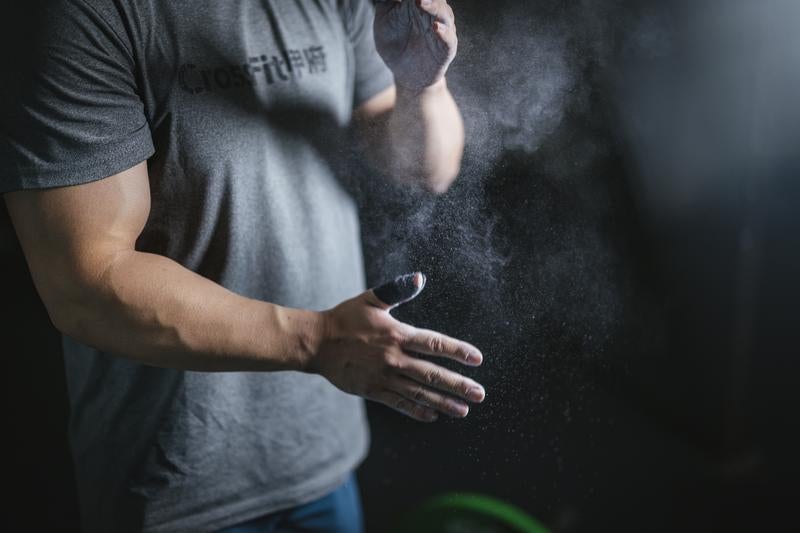 ジムで鍛錬された腕の写真