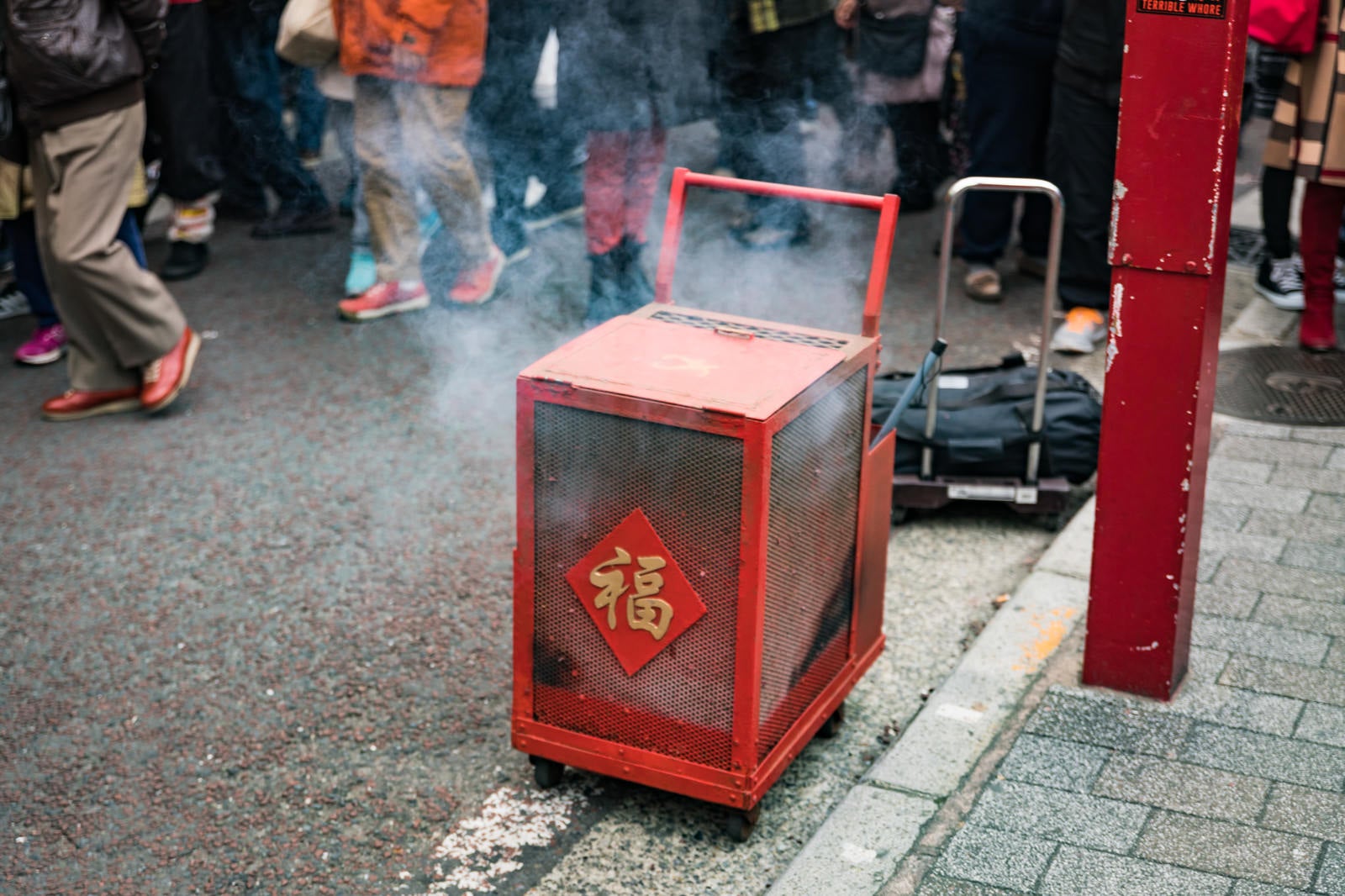 「春節のイベントで爆竹が入れられた箱」の写真