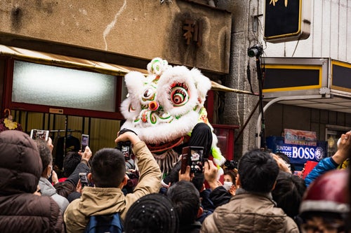中国の春節を祝う伝統的な獅子舞、採青（ツァイチン）の写真