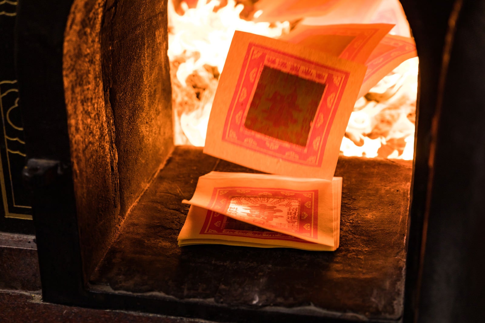 「焚き上げられる金紙」の写真