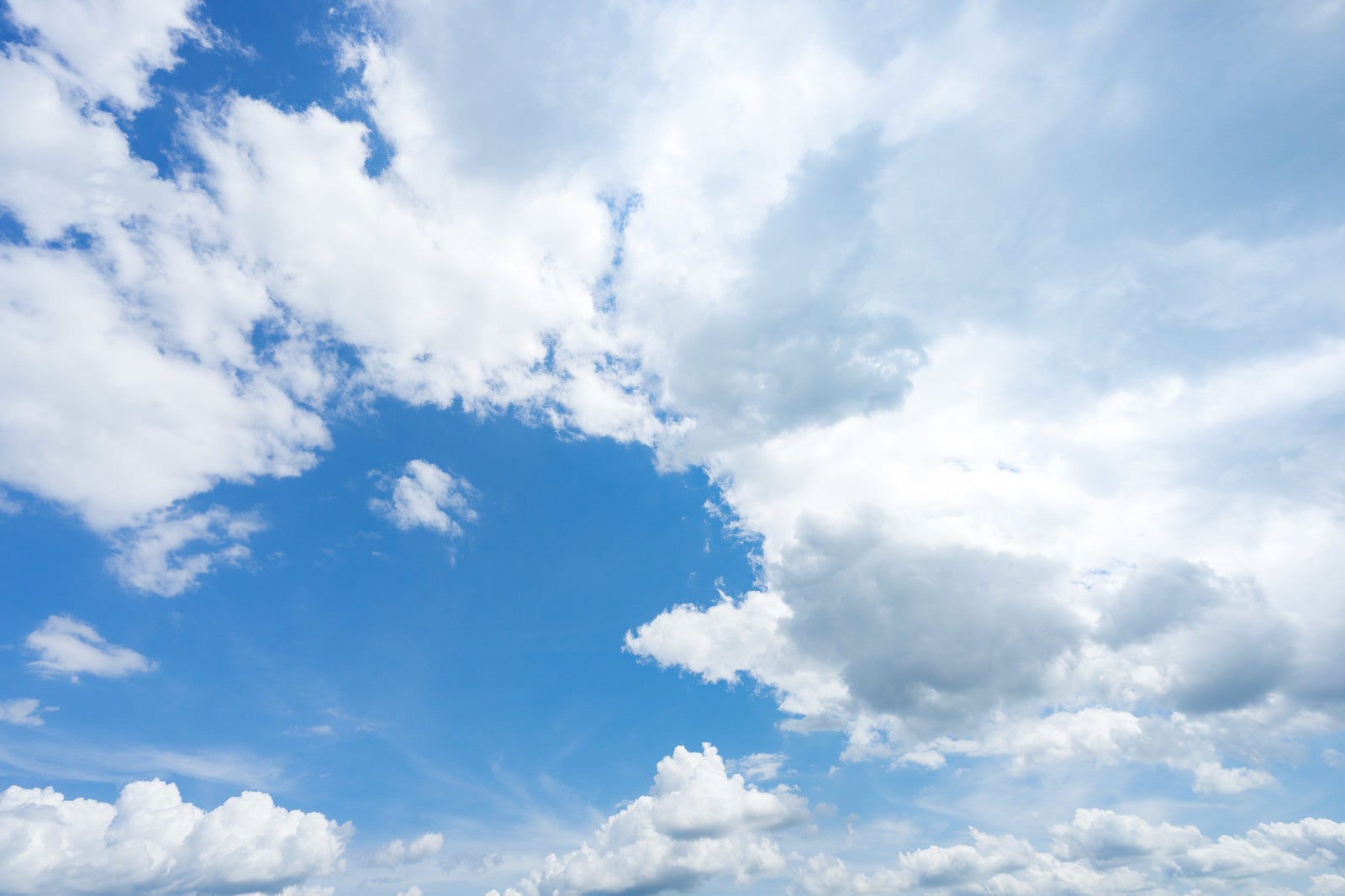 「晴れ日の青空と雲」の写真