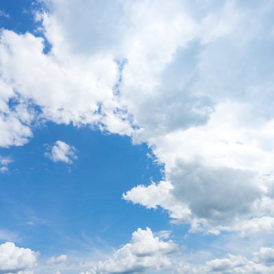 晴れ日の青空と雲の写真