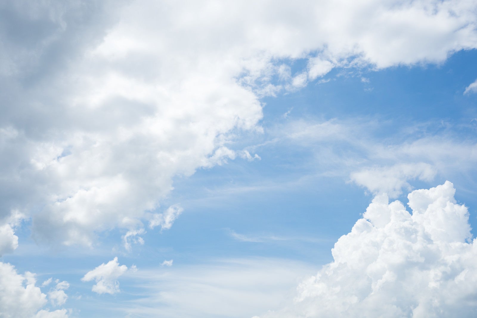 「晴れた空と雲の空」の写真