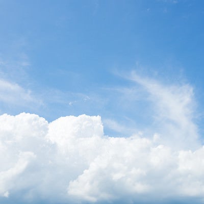 暑い夏にまとまった白い雲の写真
