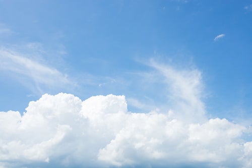 暑い夏にまとまった白い雲の写真