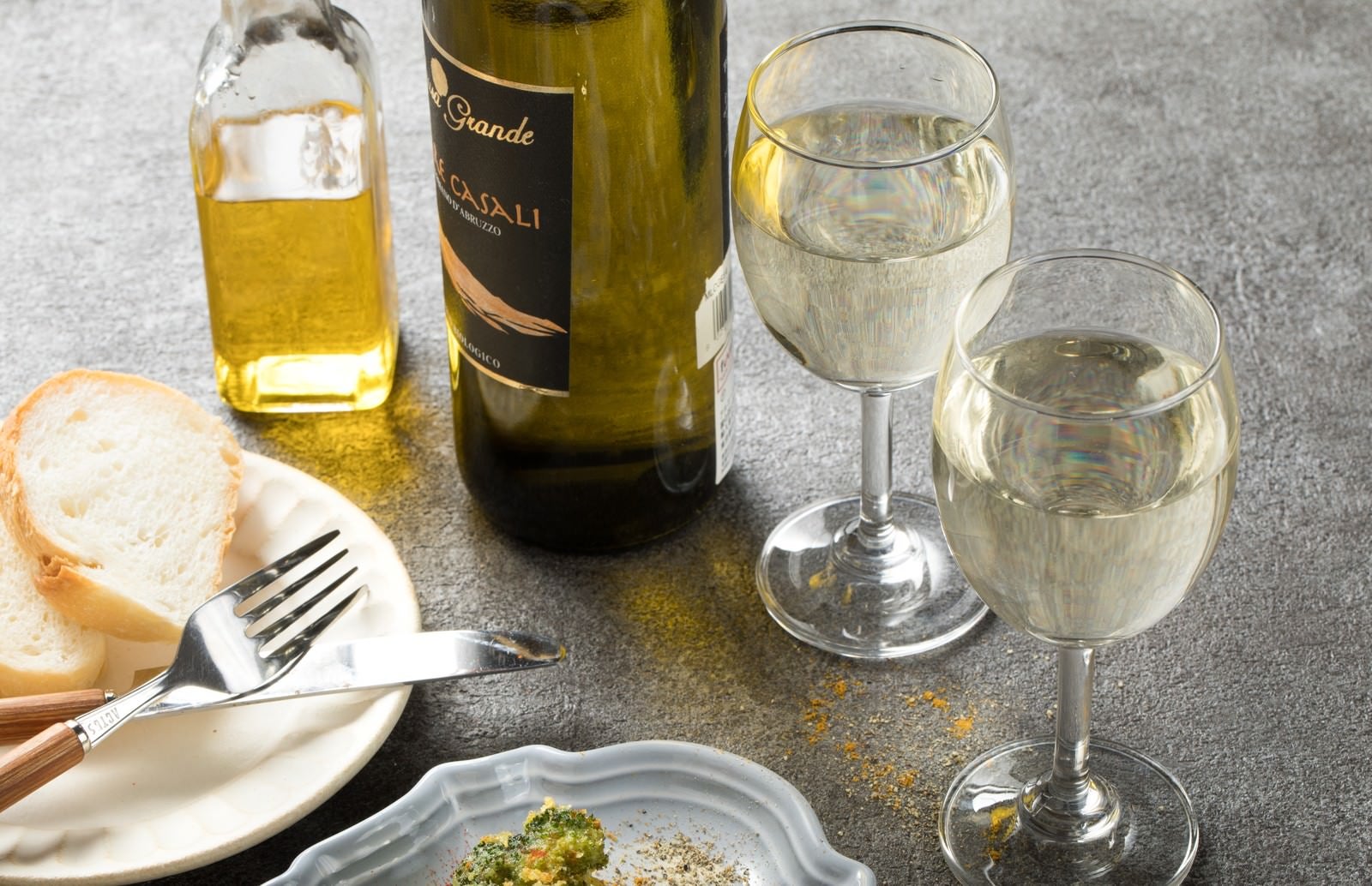 「食卓に並ぶワイン」の写真
