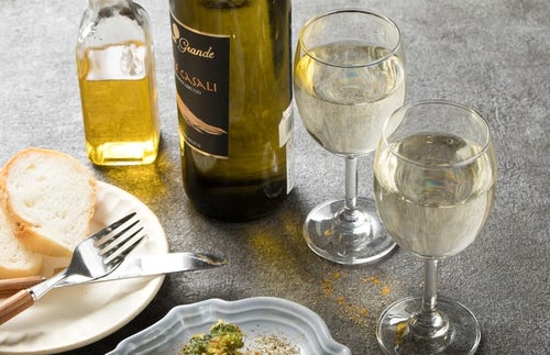 食卓に並ぶワインの写真