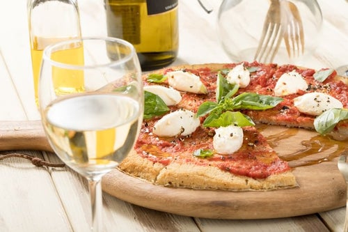 白ワインとピザの写真