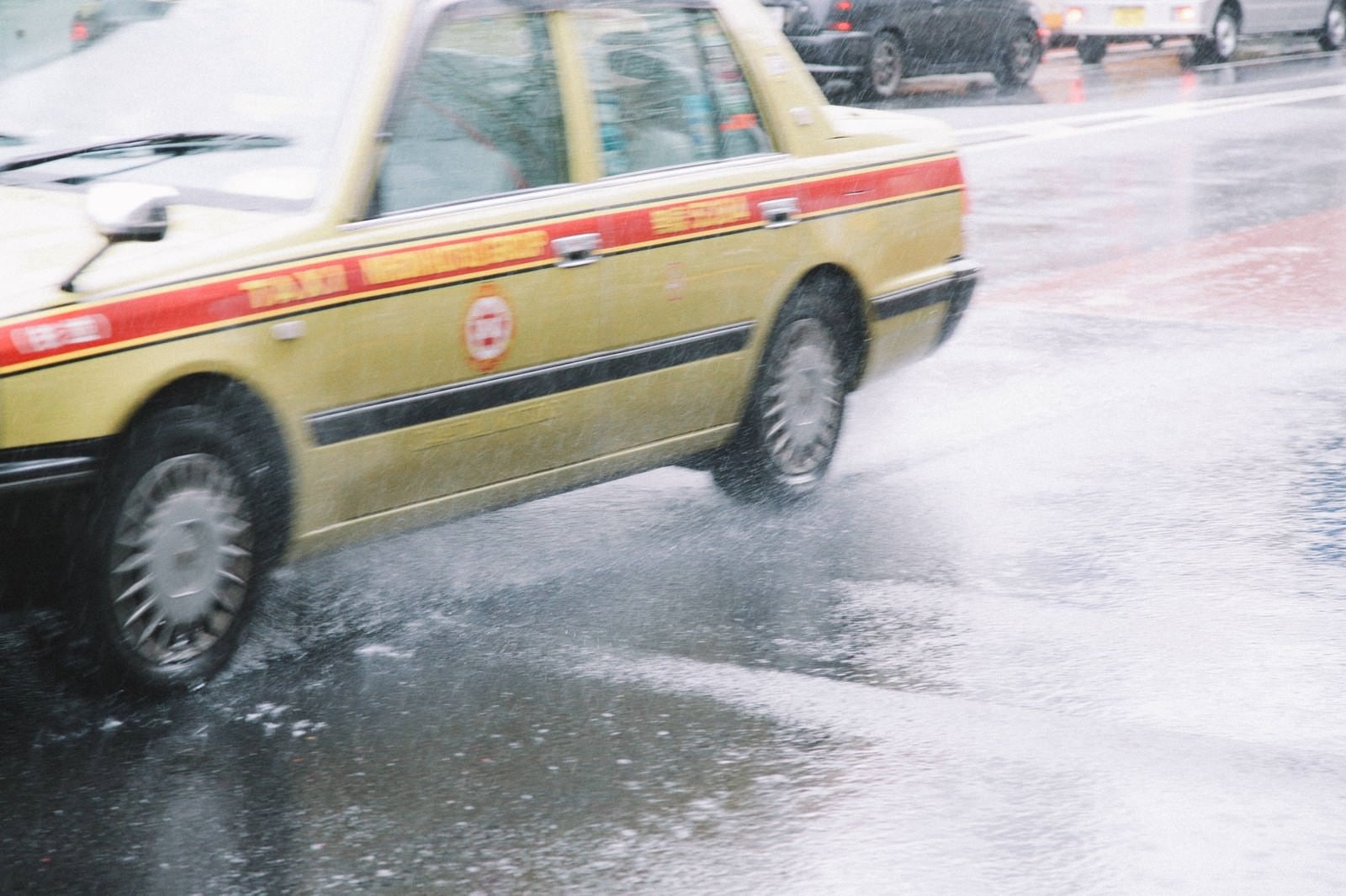 「大雨で大忙しのタクシー」の写真
