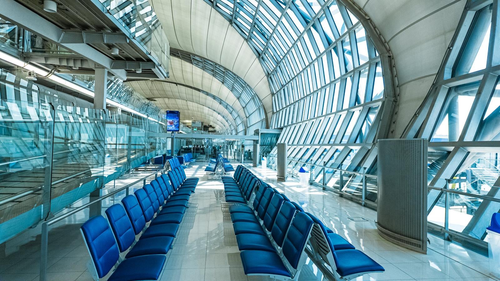 「バンコク国際空港の待合エリア」の写真