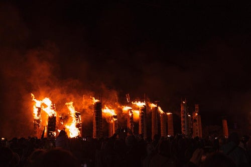 日本三大火祭の須賀川の松明あかしの様子の写真