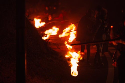小松明行列の火の玉の写真