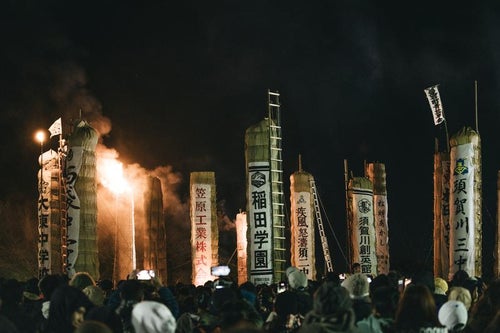 続々と火が着けられる須賀川市の松明あかしの写真