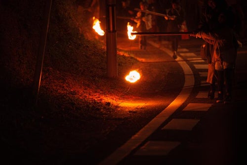 小松明行列の火の球の写真