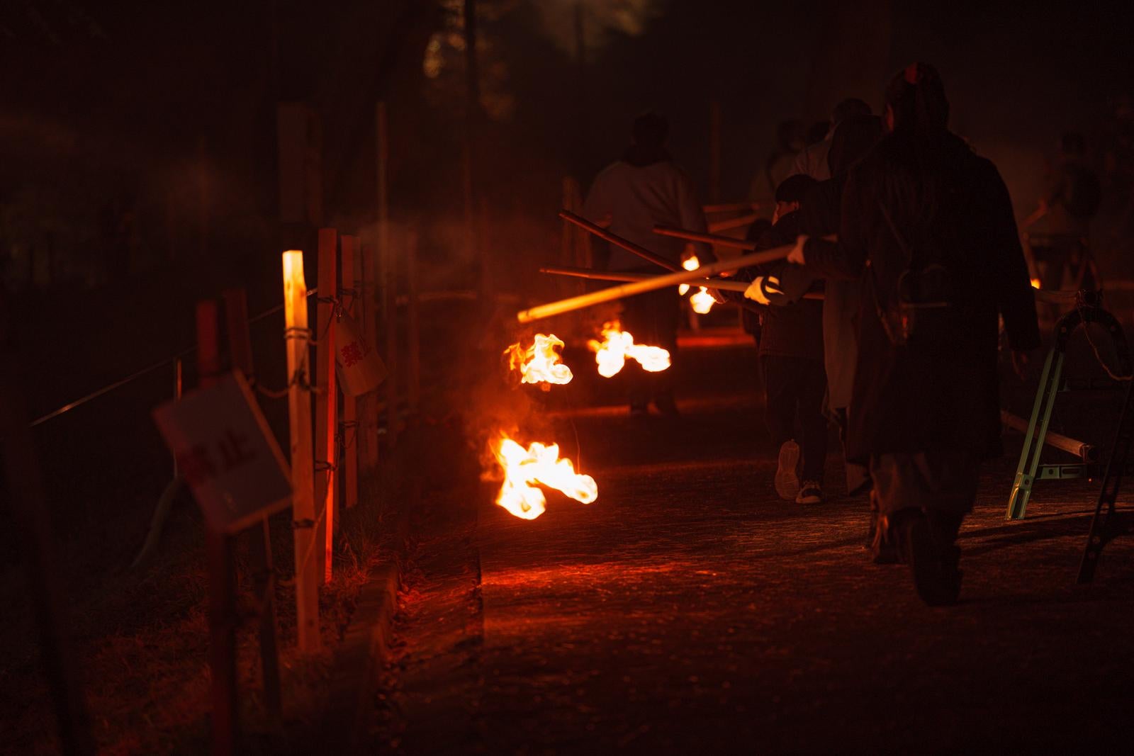 「小松明行列の炎」の写真