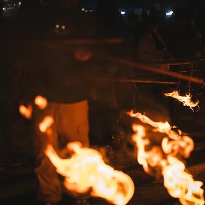 小松明行列で運ばれていく奉納する火の玉の写真