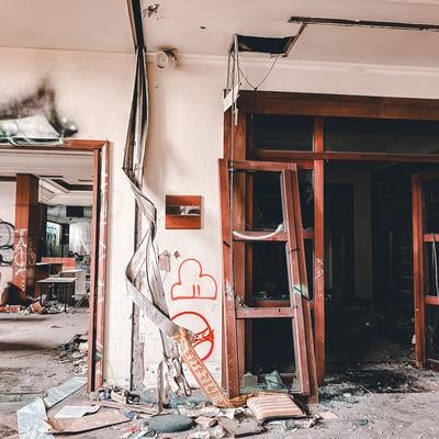 倒壊した廃屋のコーヒーショップ跡の写真