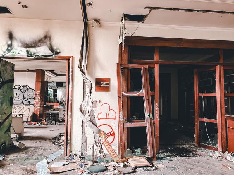 倒壊した廃屋のコーヒーショップ跡の写真