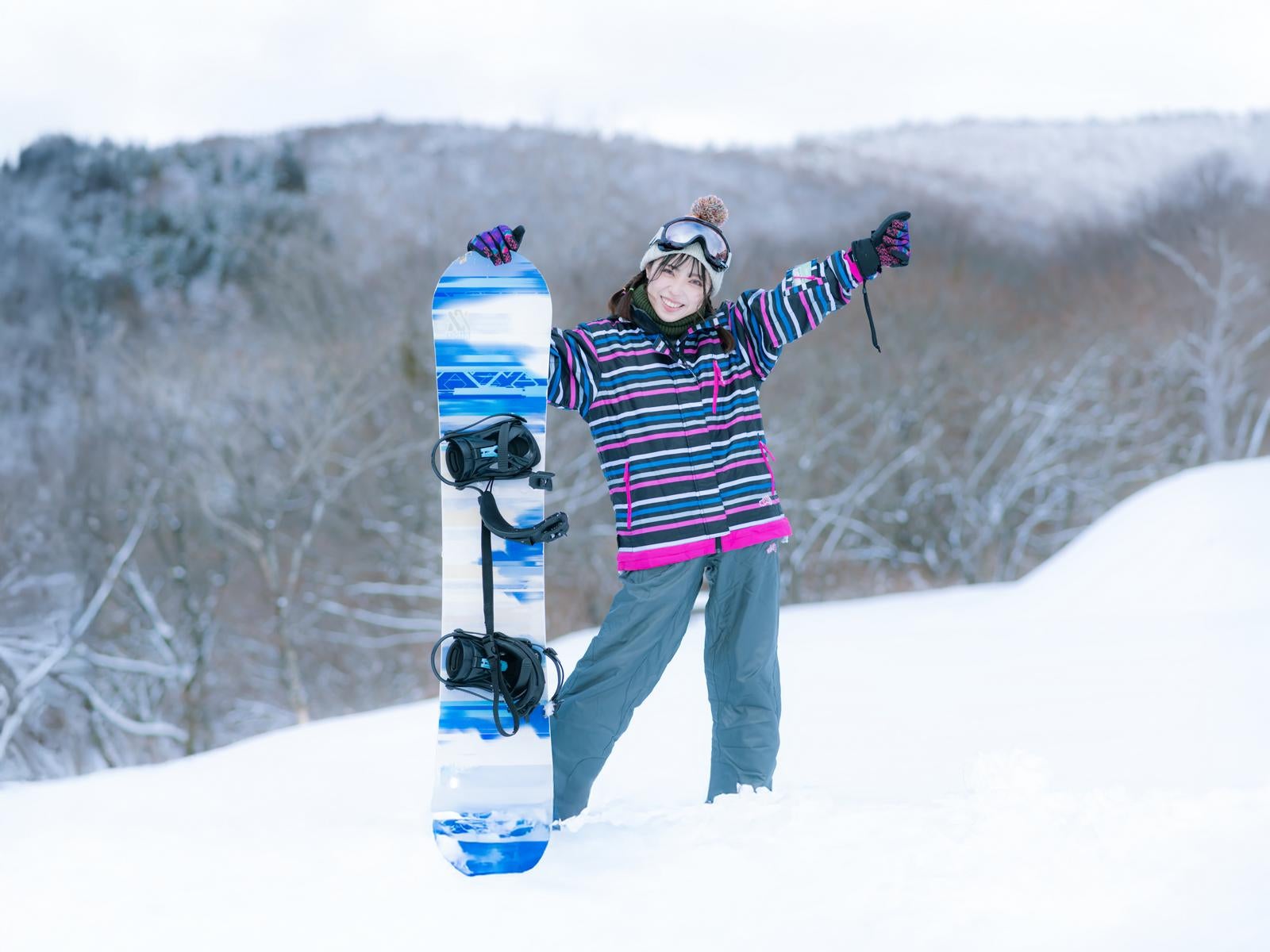 「ハイカラな雪女がいる・・我々はその謎を解き明かすべく雪山の奥地へと向かった」の写真［モデル：高尾実生］