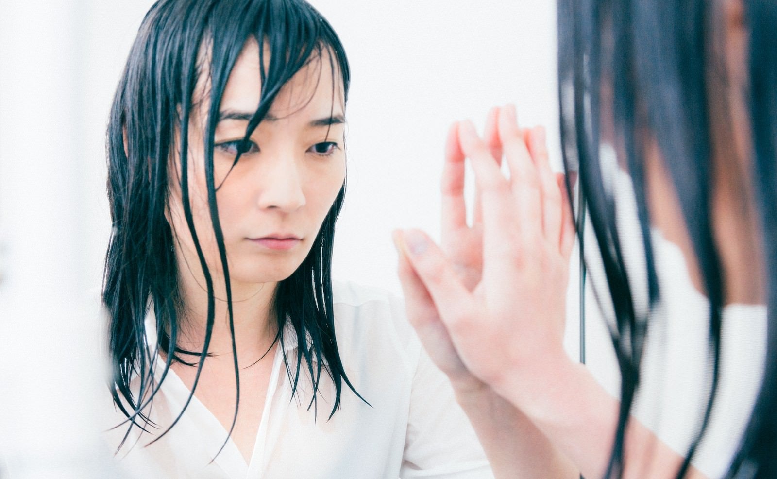 「鏡の中の自分に語りかける失恋女子」の写真［モデル：たけべともこ］