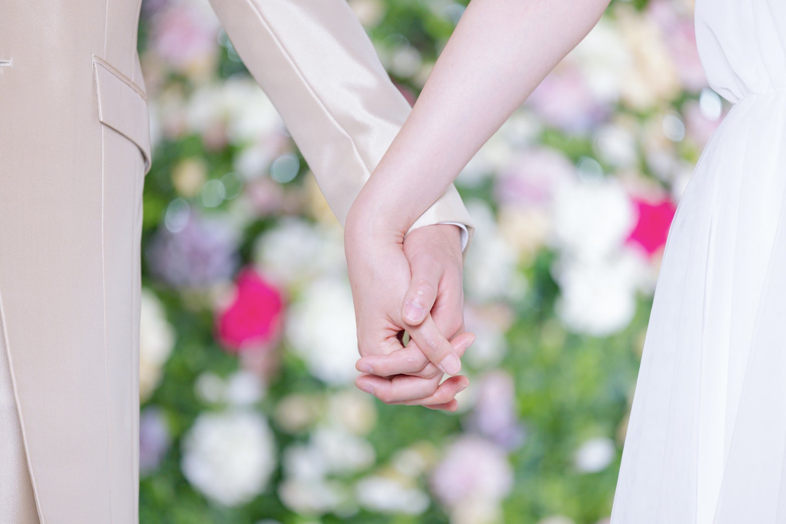 「手を握り合う新郎新婦」の写真［モデル：たけべともこ］