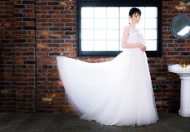 新婦と白いウェディングドレスの写真