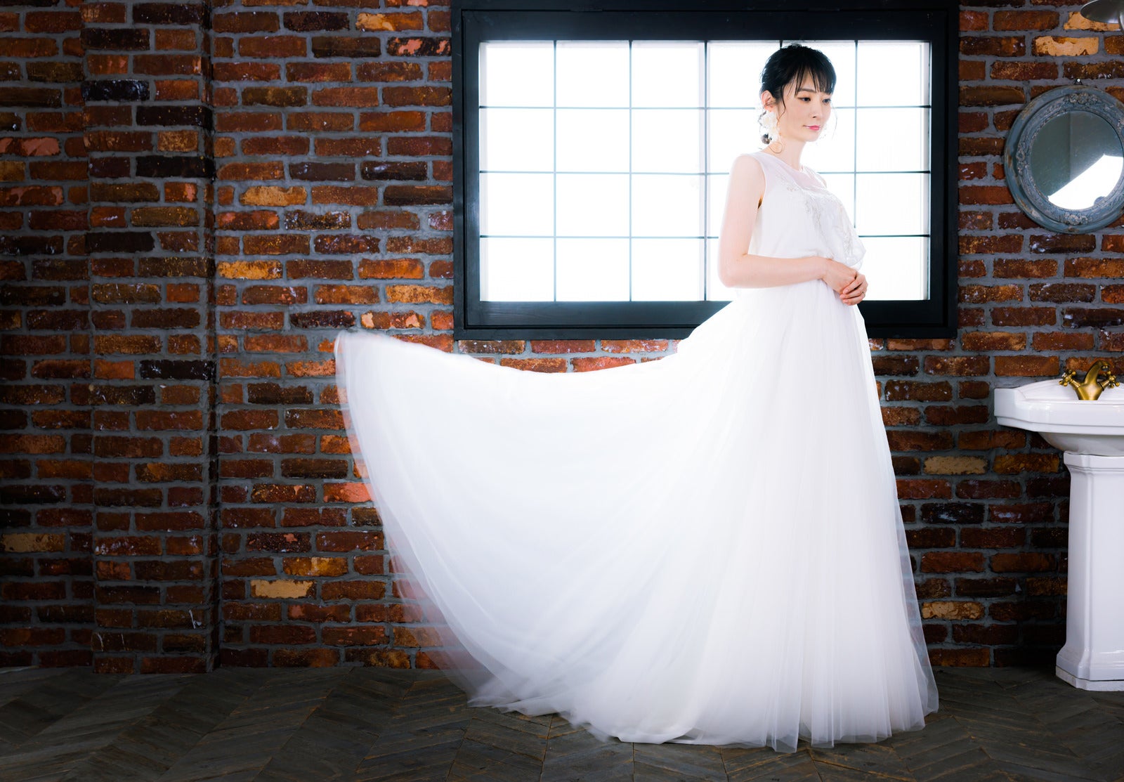 「新婦と白いウェディングドレス」の写真［モデル：たけべともこ］