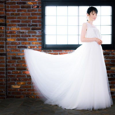 新婦と白いウェディングドレスの写真