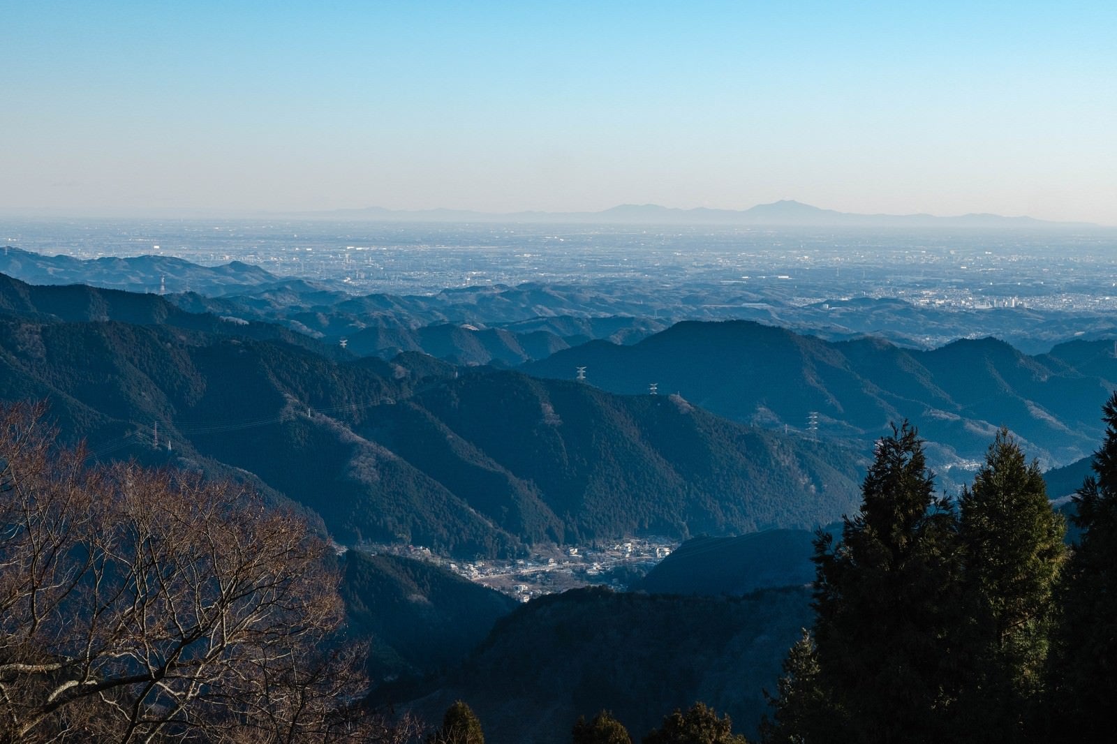 「御岳山（東京）から望む筑波山」の写真