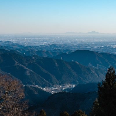 御岳山（東京）から望む筑波山の写真