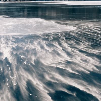 赤城山大沼の雪と風のアートの写真