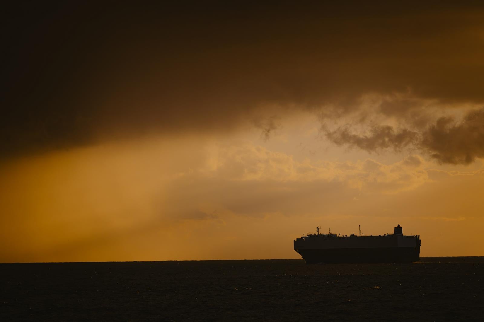 「雨雲の先のタンカー」の写真