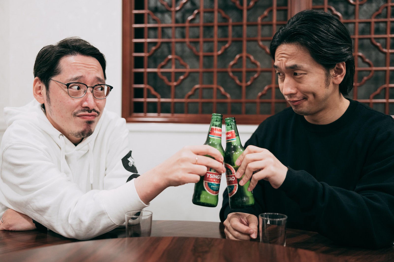 「青島ビールでチンチン（乾杯）」の写真［モデル：ゆうせい 大川竜弥］
